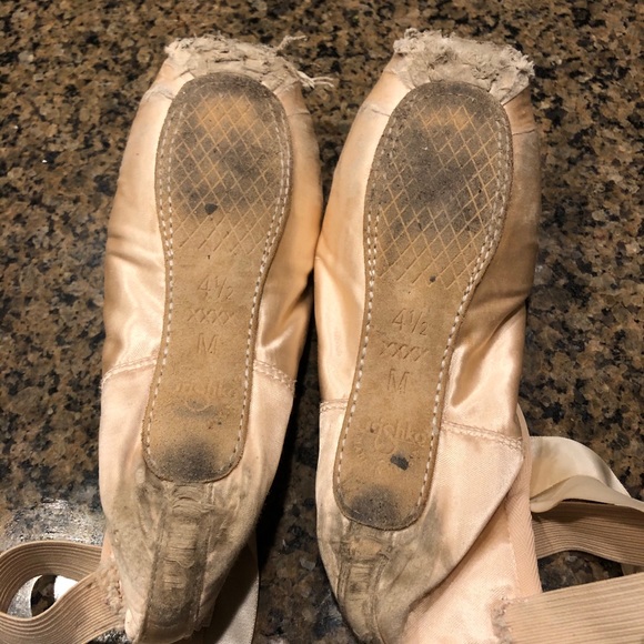 Old used pointe shoes - Picture 12 of 14